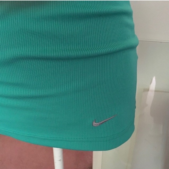 Nike Dri Fit Racerback Top Size Medium - Picture 3 of 3